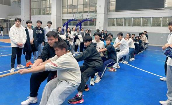 力“拔” 山河，凝“绳”聚力——柳州市第二中学高二年级举行新年拔河比赛